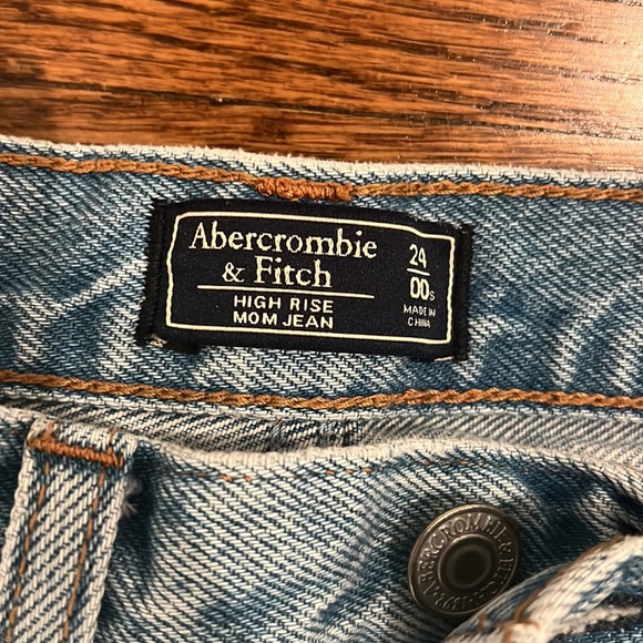 Abercrombie & Fitch High Rise Mom Jean Zipper Side size 24 00 Light Wash - Picture 5 of 5